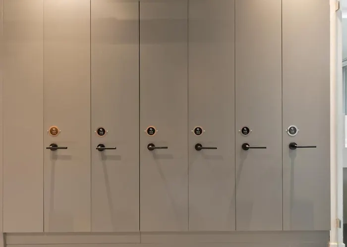 بيت شباب Tiang Capsule *